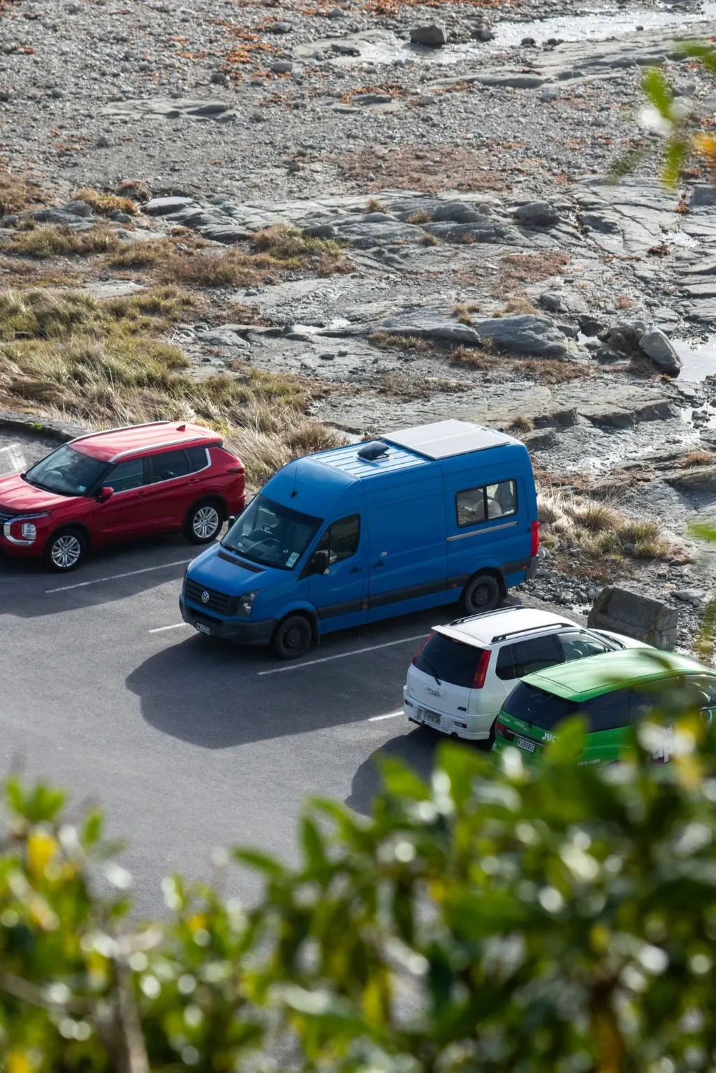 le van aménagé avec un panneau solaire sur le toit